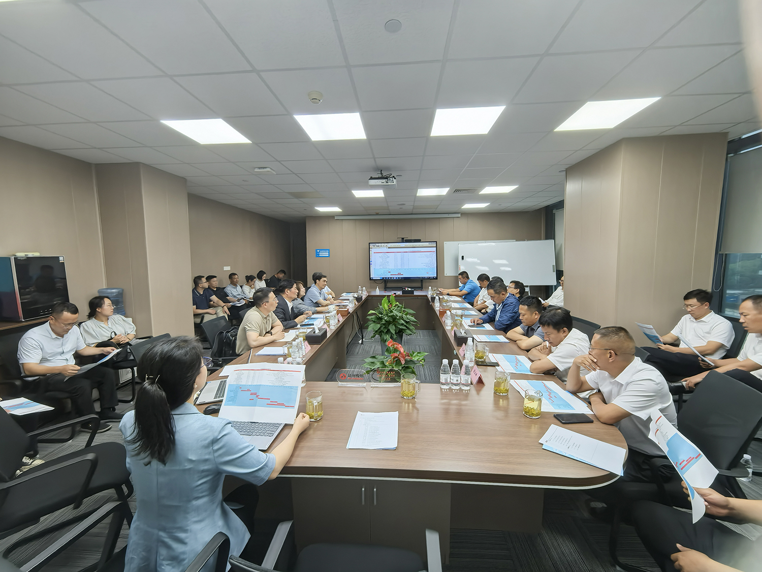 永平縣委書記李德琦、復(fù)旦大學常務(wù)副校長許征一行到訪國惠環(huán)境座談交流